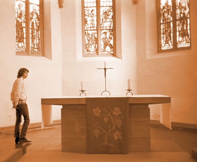 jim_morrison_frankfurt_germany_church_Alten_Nikolaikirche_1968