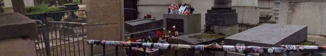 Mormântul lui Jim Morrison din Cimitirul Père Lachaise. Click pentru tur virtual 360.